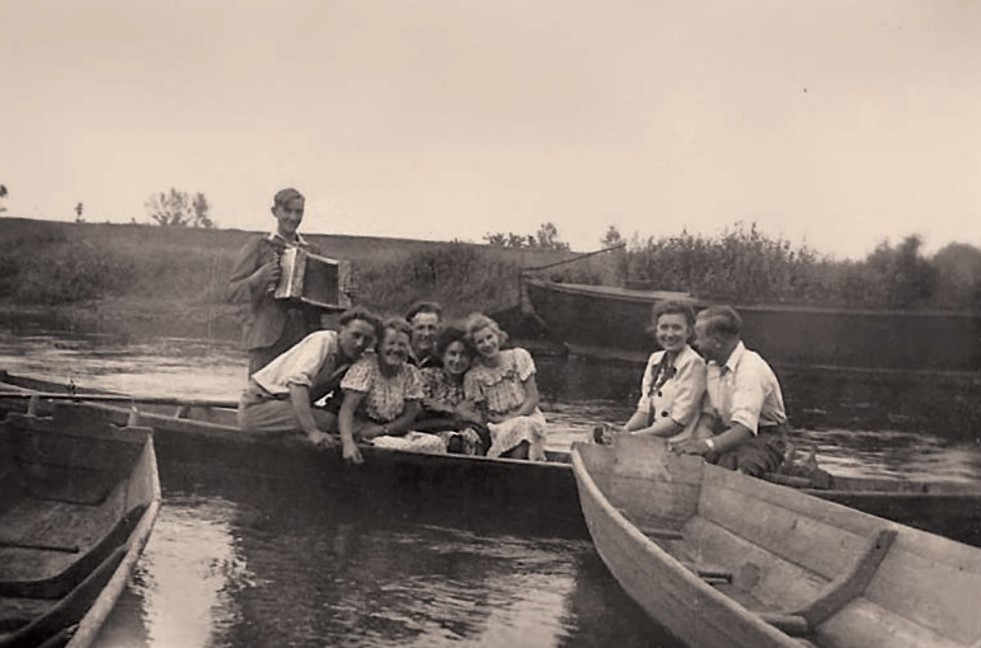 Mieszkańcy Złotorii na łodziach zbudowanych w warsztacie p. Stoyke, 1942 r. Fot. ze zbiorów Pani Elżbiety Szczepaniec